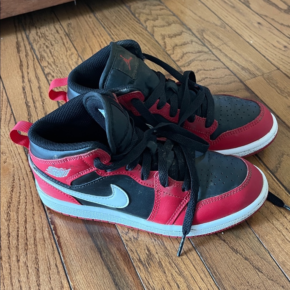 Jordan Kids’ Grade school Air Jordan 1 Mid Basketball Shoes